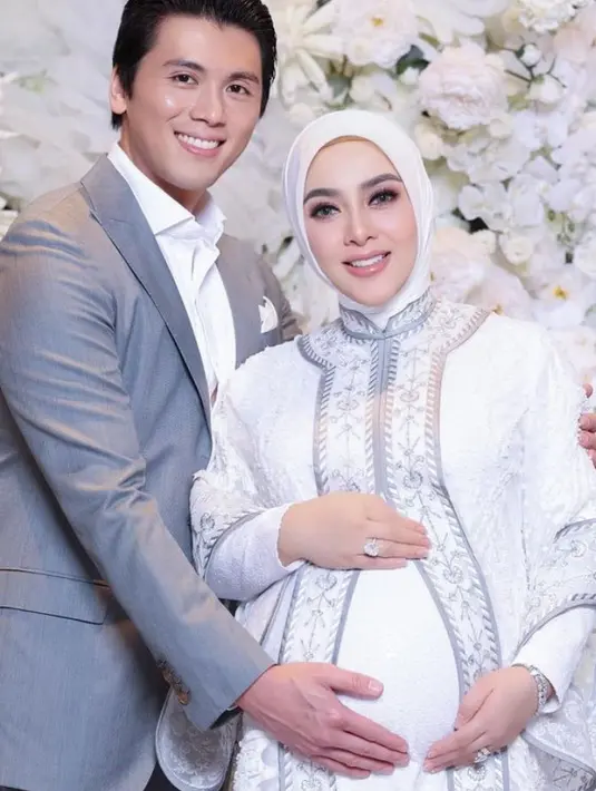 Syahrini juga tengah berbahagia, menunggu anak pertamanya bersama Reino Barack. Saat syukuran kehamilan 7 bulanan, Syahrini tampil serba putih.  [@princessyahrini]