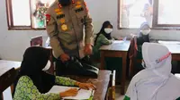 Kapolda Banten, Irjen Pol Rudy Heriyanto, Saat Meninjau Prokes Di MTs. (Kamis, 30/09/2021). (Dokumentasi Polda Banten).