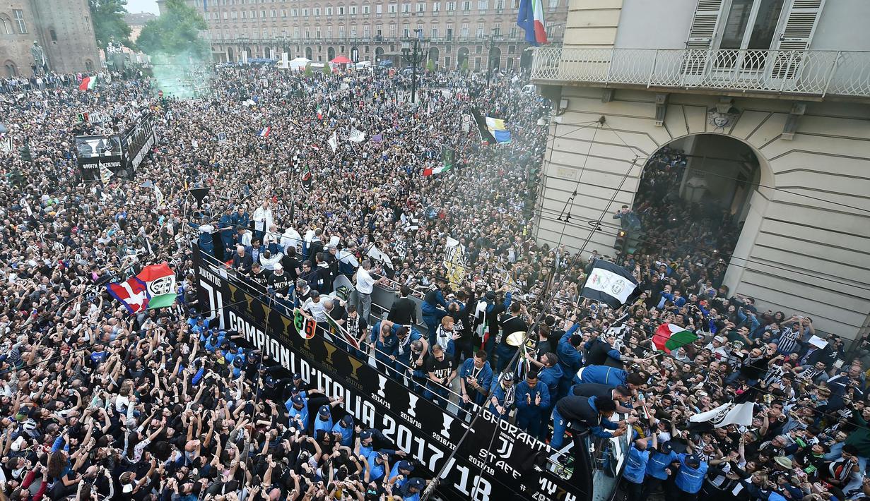 Ribuan fans menyambut pemain Juventus saat parade perayaan keberhasilan meraih trofi Serie A di Turin, Italia, (19/5/2018). Trofi tersebut adalah gelar Seri A ketujuh. (Alessandro Di Marco/ANSA via AP)
