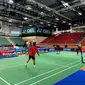 Tunggal putra Indonesia Anthony Sinisuka Ginting menjajal lapangan pertandingan Jerman Terbuka 2022 di  Westenergie Sporthalle, Mulheim an der Ruhr, Senin, 7 Maret. (foto: PBSI)