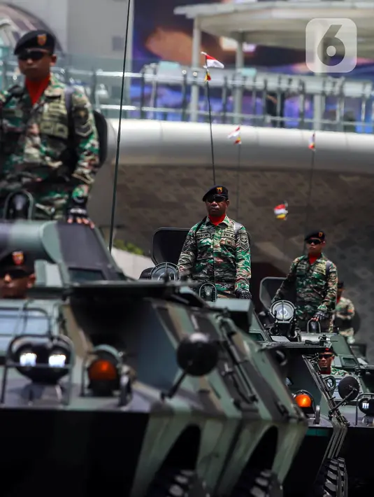 Kekuatan pasukan upacara parade nantinya terdiri dari Kelompok Panji-Panji, 1 Brigade Gabungan (1 Yon POM, 1 Yon Wan TNI dan 1 Yon Taruna Akademi TNI), 1 Brigade TNI AD, 1 Brigade TNI AL, 1 Brigade TNI AU, 1 Yon Gabungan Komcad dan Komduk dan Satsik. (Liputan6.com/Angga Yuniar)