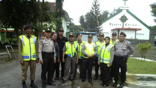 20151225-Banser dan polisi di Semarang
