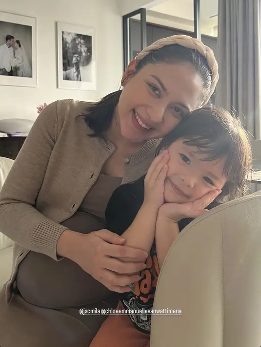 Tak hanya bertemu Asmirandah, Jessica Mila pun bermain bersama Chloe. Ia pun tampak akrab bersama putri Asmirandah ini.  [@asmirandah89]