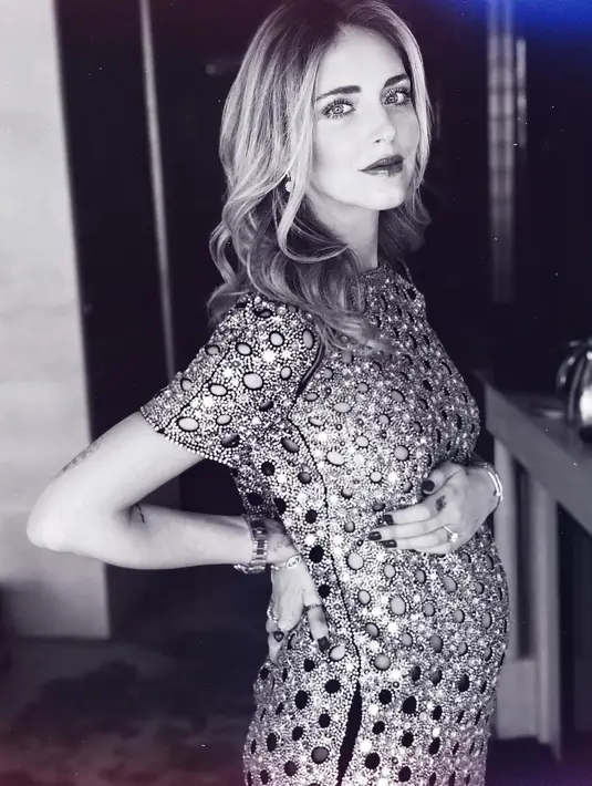 Chiara Ferragni pun memamerkan kehamilannya lewat akun Instagram. Siapa sangka ia malah dihujat karena perutnya yang sangat kecil? (instagram/ChiaraFerragni)