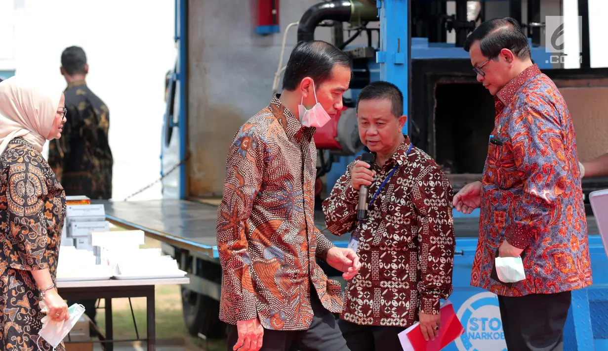 Presiden RI Joko Widodo didampingi Kepala BPOM, Penny K Lukito (kiri), menghadiri acara Pencanangan Aksi Nasional Pemberantasan Obat Ilegal dan Penyalahgunaan Obat di Cibubur, Jakarta, Selasa (3/10). (Liputan6.com/Faizal Fanani)
