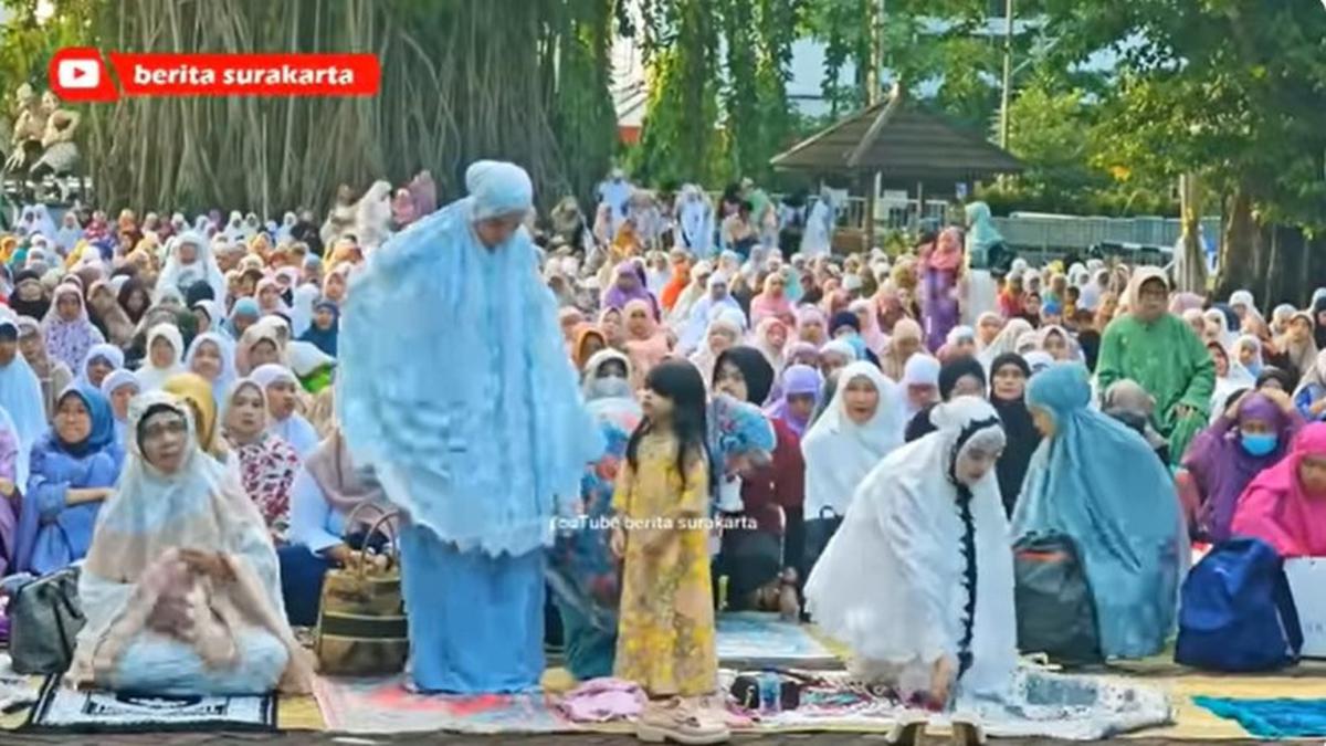 Fenomena Mukena Warna-warni, Apakah Termasuk Pakaian Syuhroh? Hukumnya Begini