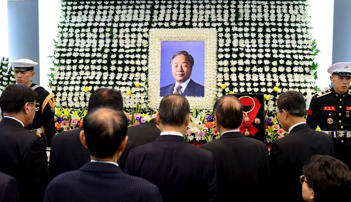 Sejumlah pelayat hadir dalam proses pemakaman mantan presiden Korea Selatan Kim Young - Sam di Seoul, Korea Selatan, (22/11). Mantan Presiden Korea Selatan yang terkenal dengan gerakan pro-demokrasi, meninggal dunia di usia ke-87. (REUTERS/Yonhap)