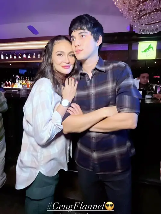 Maxime Bouttier memilih mengenakan flannel warna abu-abu kebiruan yang cukup simple dipadukan celana hitam dan sneakersnya. [@lunamaya]