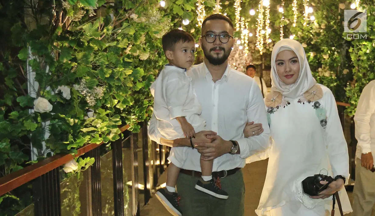 Aktris cantik, Revalina S Temat ditemani sang suami, Rendy Aditya menghadiri resepsi kedua pernikahan Laudya Cynthia Bella dan Engku Emran di kawasan Dago, Bandung, Minggu (8/10). (Liputan6.com/Herman Zakharia)