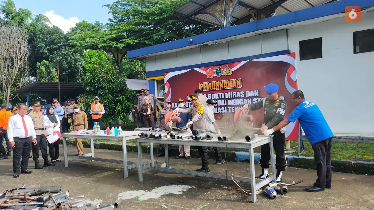 Suasana pemusnahan barang bukti operasi selama Ramadan oleh Polres Sukabumi Kota dan jajaran Forkopimda (Liputan6.com/Fira Syahrin).