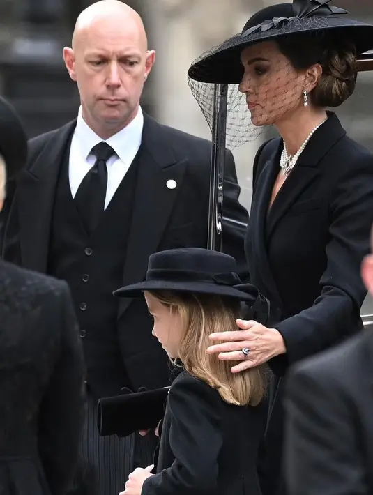 Choker tersebut juga pernah dipakai oleh ibu mertuanya Putri Diana (@princeandprincessofwales._)