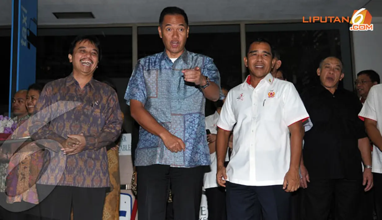 Ketua PBSI Gita Wirjawan (tengah), Menpora Roy Suryo (kiri) dan Ketua KONI Tono Suratman (kanan) turut hadir menyambut kedatangan tim bulutangkis Indonesia (Liputan6.com/ Helmi Fithriansyah).