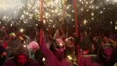 Sekelompok peserta bertopeng iblis bersuka ria dalam Festival Correfoc di Palma de Mallorca, Spanyol, Minggu (21/1). Mereka menakut-nakuti warga lewat di jalan-jalan kota. (AFP PHOTO/JAIME REINA)