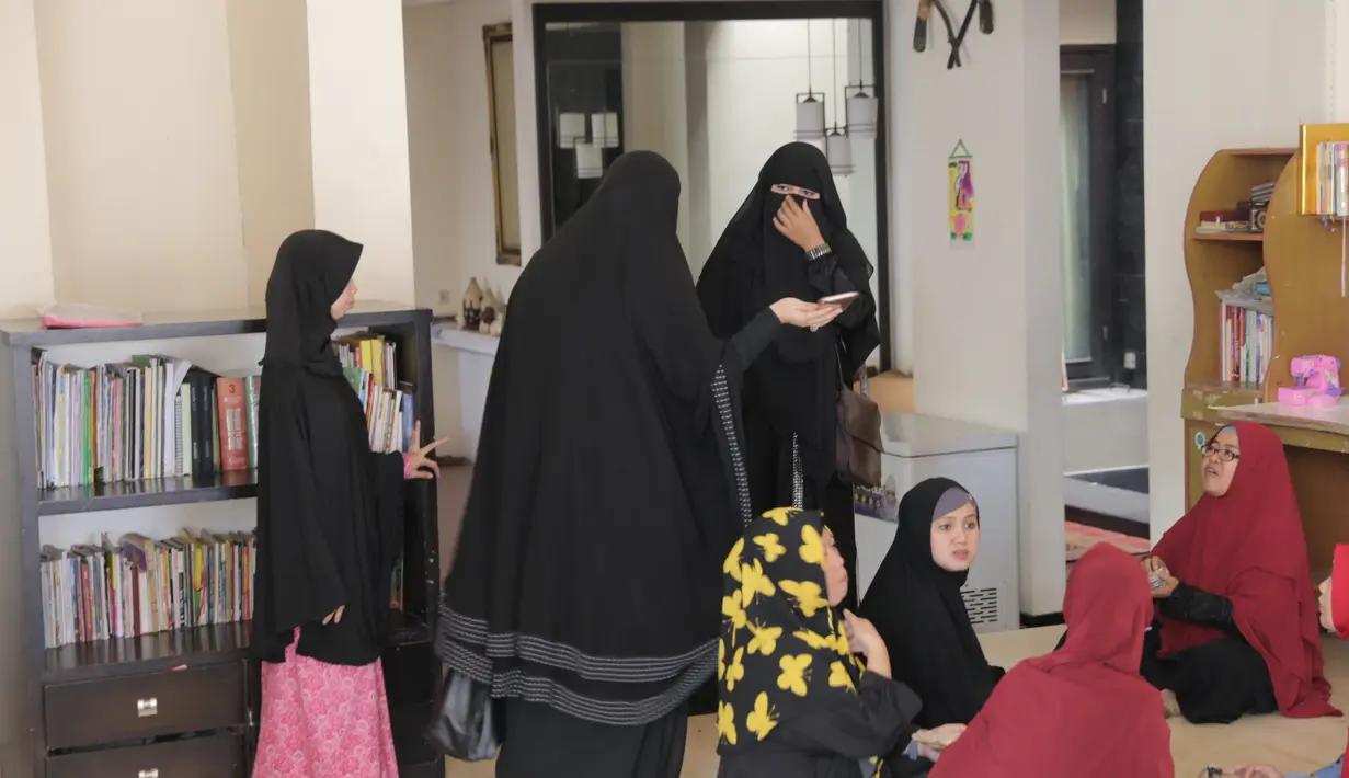 Uztazah Lulung mengatakan, tema ini tak sengaja diangkat lantaran adanya masalah poligami yang belakangan ini sedang menjadi buah bibir masyarakat, terutama menyinggung Dian. (Nurwahyunan/Bintang.com)