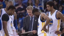 Pelatih Warriors, Steve Kerr memberikan instruksi kepada pemainnya saat melawan Philadelphia 76ers pada lanjutan NBA di Oracle Arena, Minggu (27/3/2016). Warriors menang atas 76ers 117-105. (Mandatory Credit: Kyle Terada-USA TODAY Sports)