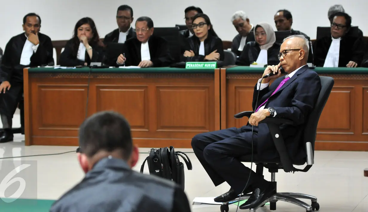 Ekspresi OC Kaligis saat menjalani sidang keputusan sela di Pengadilan Tipikor, Jakarta, Kamis (22/9/2015). Majelis Hakim menolak nota keberatan Kaligis karena dalih yang disampaikan tidak relevan dengan KUHAP.(Liputan6.com/Andrian M Tunay)