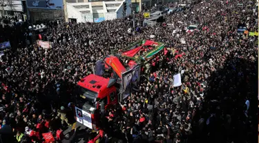 Warga Iran mengiringi jenazah 16 petugas pemadam kebakaran yang tewas dalam runtuhnya gedung yang terbakar pada 19 Januari, di Teheran, Iran, Senin (30/1). (AP Photo / Ebrahim Noroozi)