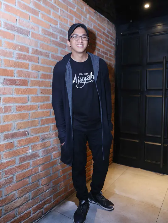 "Menurut saya, romantis itu nggak harus ciuman. Banyak kok akting lain untuk menunjukkan romantisme. Sama seperti sedih nggak harus menangis," kata Ge Pamungkas. (Nurwahyunan/Bintang.com)