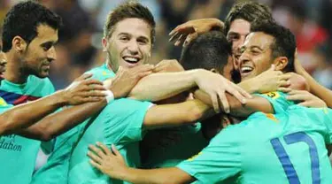 Gelandang Barcelona asal Brasil, Thiago (kanan) merayakan gol bersama rekan-rekannya pada partai final Audi Cup 2011 melawan Bayern Muenchen di Allianz Arena, Munich, 27 Juli 2011. AFP PHOTO/CHRISTOF STACHE