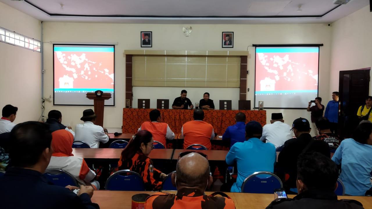 Gabungan partai politik (parpol) membawa massa ke KPU Banyuwangi tolak wacana pemekaran dapil,  (Istimewa)