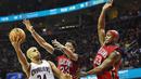 Pemain Cleveland Cavaliers,  Richad Jefferson (kiri) mencoba melakukan tembakan saat dihadang para pemain New Orleans Pelicans pada laga NBA di Quicken Loans Arena, (2/1/2017). Cavs menang  90-82. (Reeuters/Ken Blaze-USA TODAY Sports)