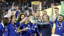 Pelatih Chelsea, Maurizio Sarri, mengangkat trofi juara Liga Eropa usai mengalahkan Arsenal pada laga final Liga Eropa di Baku Olympic Stadium, Kamis (30/5) dini hari WIB. Chelsea menang 4-1 atas Arsenal. (AP Photo/Luca Bruno)