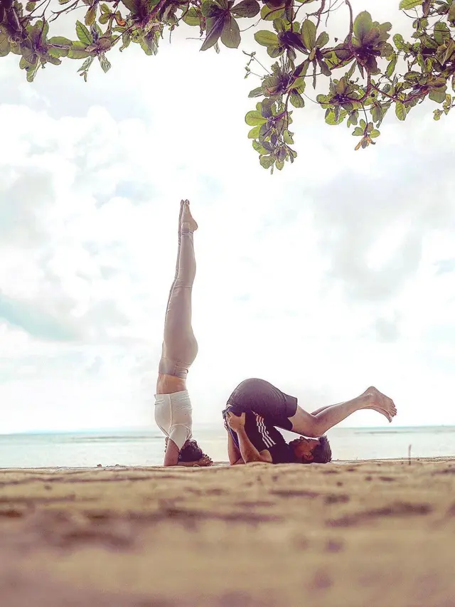 7 Potret Shandy Aulia Lakukan Yoga di Pantai, Curi Perhatian