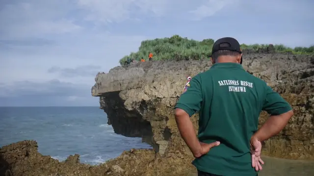 Koordinator Sar Satlinmas Korwil II Baron memantau lokasi laka laut