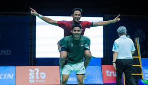 Tunggal putra Indonesia, Alwi Farhan digendong rekan senegaranya Moh. Zaki Ubaidillah di Thammasat University Rangsit Campus, Pathum Thani, Minggu (14/12/2025). (Bagaskara Lazuardi/Bola.com)