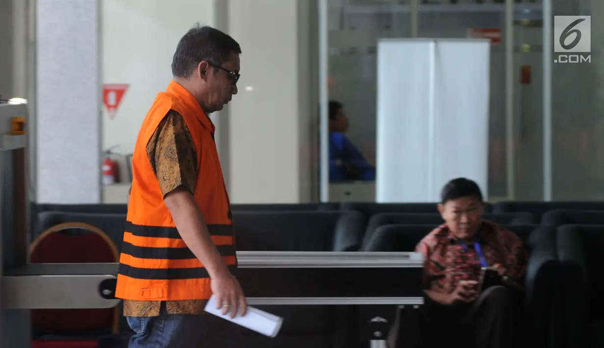Bupati Tulungagung nonaktif Syahri Mulyo (kiri) tiba di Gedung KPK, Jakarta, Jumat (3/8). Syahri diperiksa untuk pengembangan dugaan suap dari pengusaha Susilo Prabowo terkait proyek infrastruktur di Tulungagung. (Merdeka.com/Dwi Narwoko)