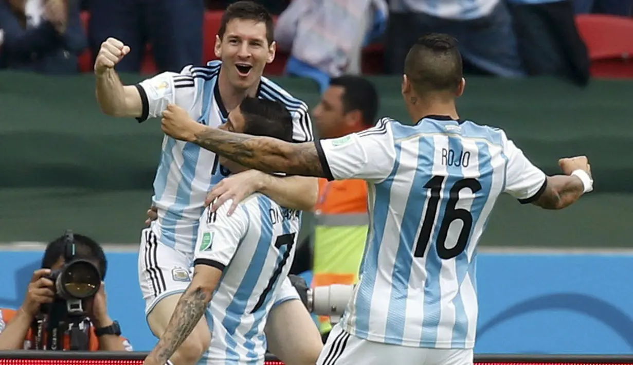 Dua gol berhasil dilesakkan Lionel Messi (Argentina - kiri) ke gawang timnas Nigeria saat berlaga di laga penutup penyisihan Piala Dunia 2014 Grup F di Stadion Beira Rio, Porto Alegre, Brasil, (25/6/2014). (REUTERS/Edgard Garrido)