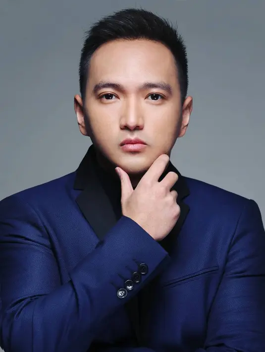 Dicky jebolan AFI juga salah satu artis yang memutuskan kerja kantoran. Melansir dari Kapanlagi.com, Dicky menyebut alasannya bekerja kantoran adalah untuk memiliki pendapatan tetap. Penyanyi jebolan pertama AFI itu bekerja sebagai pegawai kantoran di sebuah media agensi. [Instagram/dickysaputro]