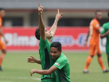 Bek Bhayangkara FC, Otavio Dutra mengangkat tangan merayakan gol ke gawang Borneo FC pada lanjutan Liga 1 Indonesia di Stadion Patriot Candrabhaga, Bekasi, Rabu (20/9). Laga dimenangkan Bhayangkara FC 2-1. (Liputan6.com/Helmi Fithriansyah)