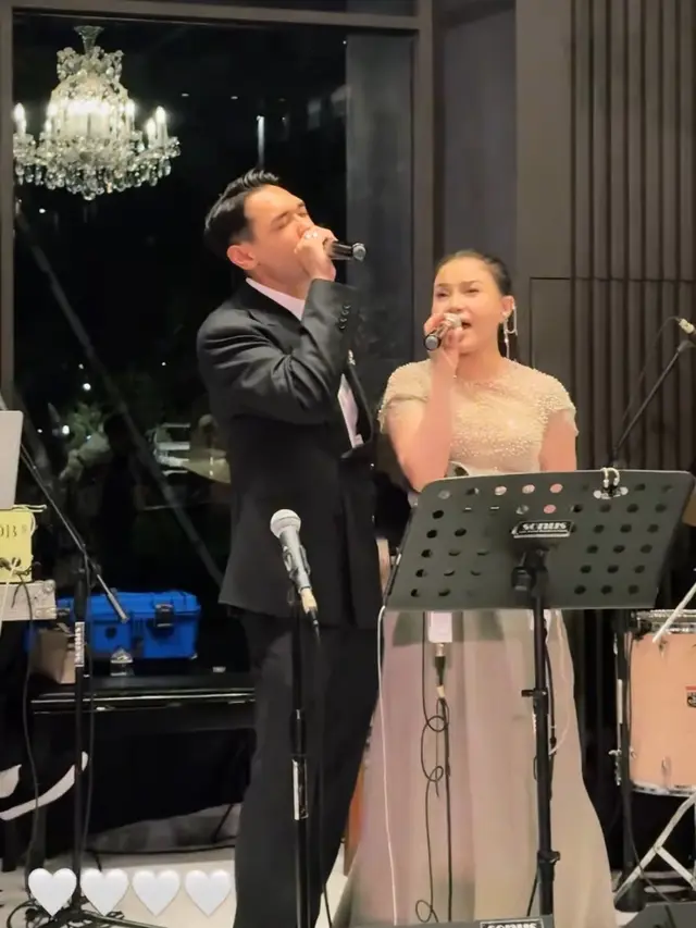 Gaya Artis dan Musisi Hadir Kondangan Kerabat.