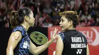 Ganda putri Indonesia, Greysia Polii, menyemangati Apriyani Rahayu saat melawan ganda Jepang pada Indonesia Masters 2019 di Istora Senayan, Jakarta, Sabtu (26/1). Greysia / Apriyani melaju ke final. (Bola.com/Yoppy Renato)