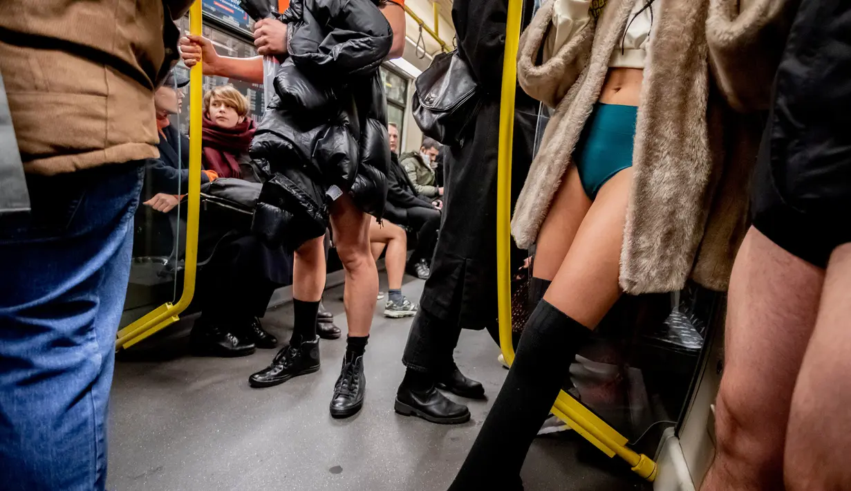 Penumpang berada di dalam kereta selama No Pants Subway Ride di sebuah kereta bawah tanah di Berlin, Jerman (13/1). Acara ini dimulai pada tahun 2002 dengan peserta hanya tujuh orang. (AFP Photo/Christoph Soeder)
