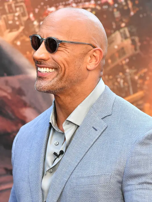 Dwayne Johnson menghadiri pemutaran film "Skyscraper" di New York, AS (10/7). Pembuatan film dimulai pada bulan September 2017 di Vancouver, British Columbia, Kanada. dijadwalkan akan dirilis di AS pada 13 Juli 2018. (AFP Photo/Michael Loccisano)