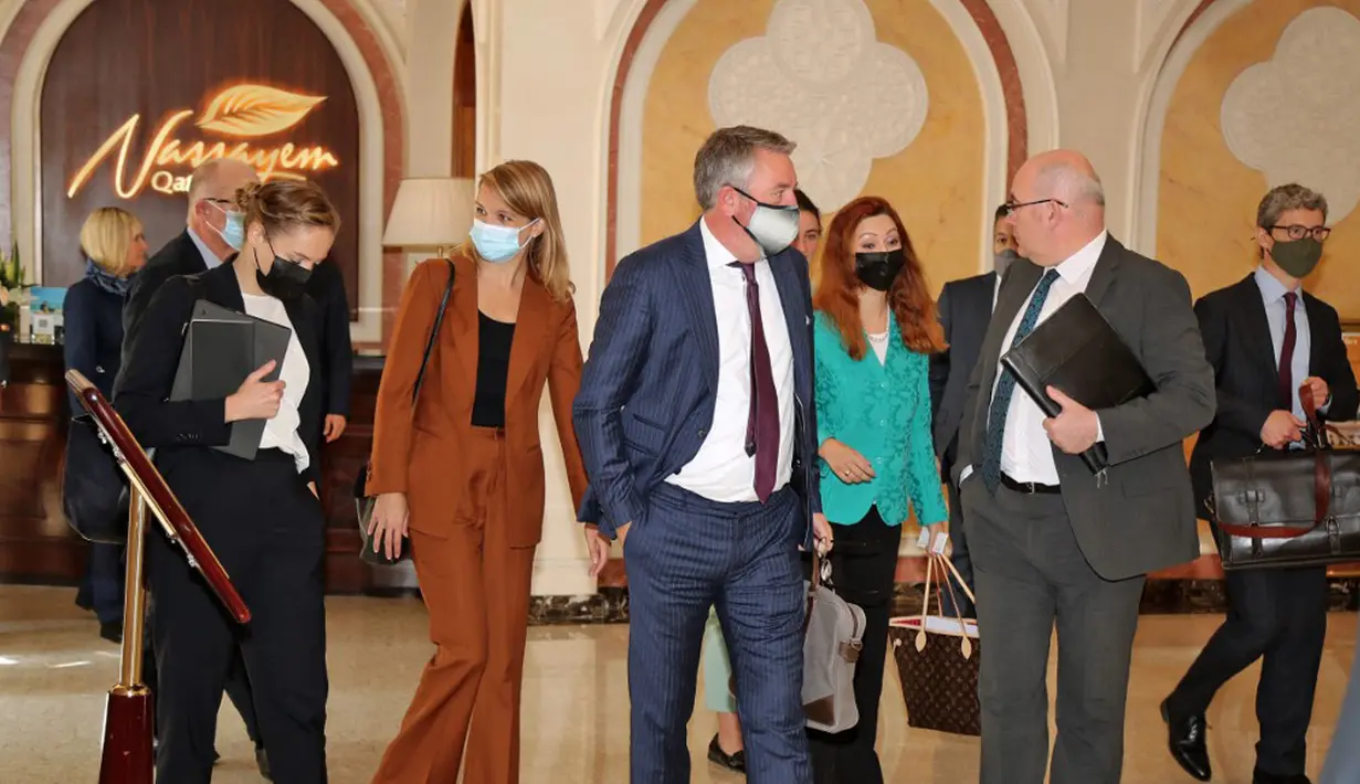 Diplomat asing tiba untuk pertemuan dengan delegasi Taliban di Doha, Qatar, Selasa (12/10/2021). Taliban mengadakan pembicaraan dengan utusan Uni Eropa dan AS untuk mencari dukungan internasional. (KARIM JAAFAR/AFP)