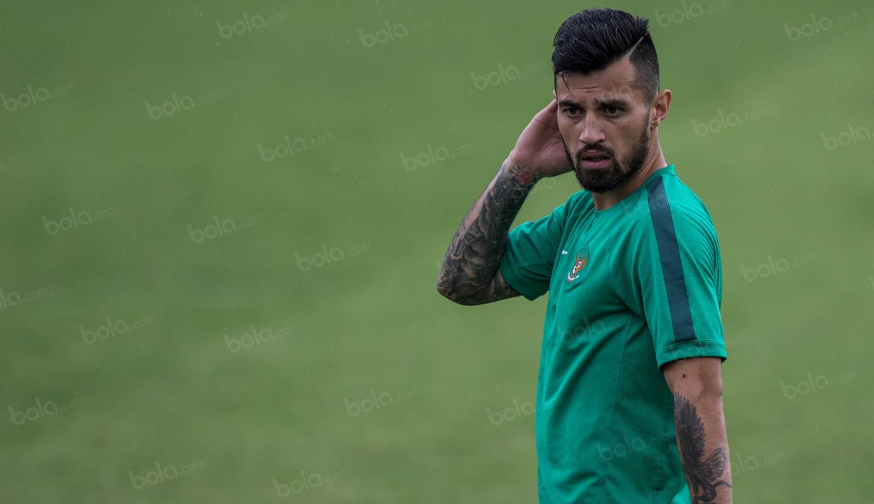 Gelandang Timnas Indonesia, Stefano Lilipaly, fokus mengikuti latihan di Lapangan SPH Karawaci, Banten, Minggu (11/12/2016). (Bola.com/Vitalis Yogi Trisna)