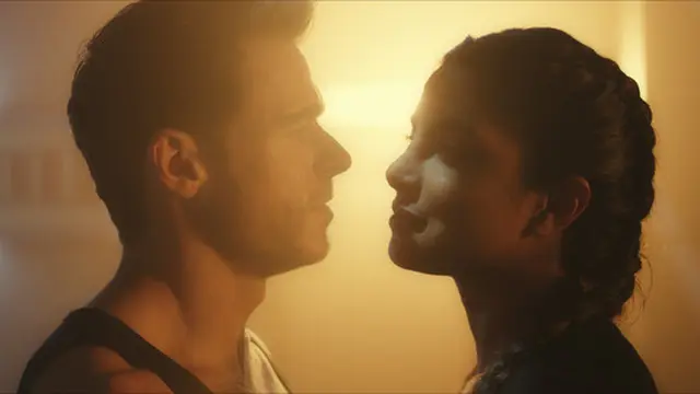 Richard Madden dan Priyanka Chopra Jonas dalam film Citadel. (Foto: Prime Video)