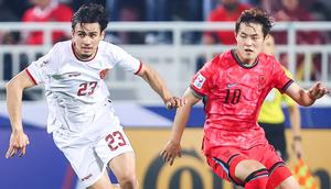 Pemain Timnas Indonesia, Nathan Tjoe-A-On (kiri) berebut bola dengan pemain Korea Selatan U-23, Hong Yun-sang dalam laga perempat final Piala Asia U-23 2024 di Abdullah bin Khalifa Stadium, Doha, Qatar, Jumat (26/4/2024) dini hari WIB. (Dok. AFC)