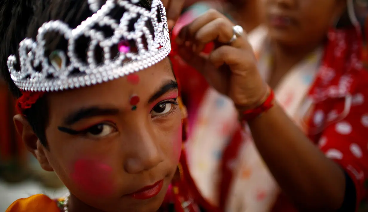Seorang bocah berhias ala Dewa Krishna di perayaan Gaijatra Festival atau Festival Sapi di Kathmandu, Nepal, Jumat (19/8). Festival ini digelar untuk meminta keselamatan dan kedamaian. (REUTERS/ Navesh Chitrakar)
