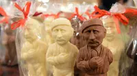 Patung-patung coklat mini itu dirancang oleh pematung profesional, dan telah dijual bebas di toko-toko permen di Kota Lviv.