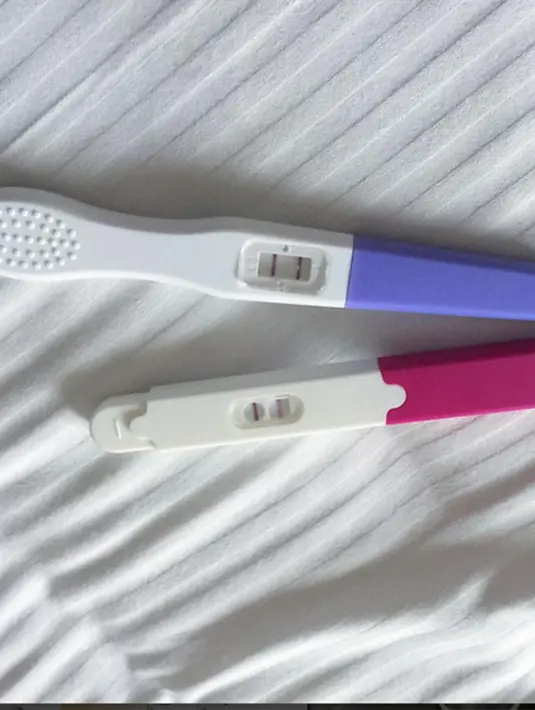 Kirana memposting foto dua buah test pack yang menandakan dirinya tengah mengandung anak dari pernikahannya bersama Tama Gandjar. (Via Instagram/@kiranalarasati)