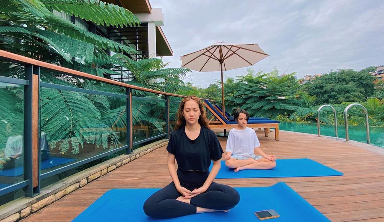 Olahraga menjadi salah satu kegiatan rutin yang dilakukan oleh Bunga Citra Lestari. Biasanya, BCL berolahraga ditemani sang anak, Noah Sinclair. Saat BCL olahraga yoga bersama Noah, potret kebersamaan mereka curi perhatian. (Liputan6.com/IG/@bclsinclair)