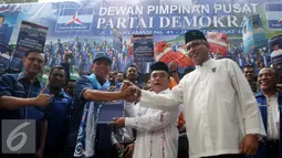 Partai Demokrat resmi mengusung Irwandi Yusuf dan Nova Iriansyah sebagai pasangan untuk menjadi gubernur dan wakil gubernur Aceh pada pilkada serentak 2017, Jakarta, Jumat (5/8). (Liputan6.com/Gempur M Surya)