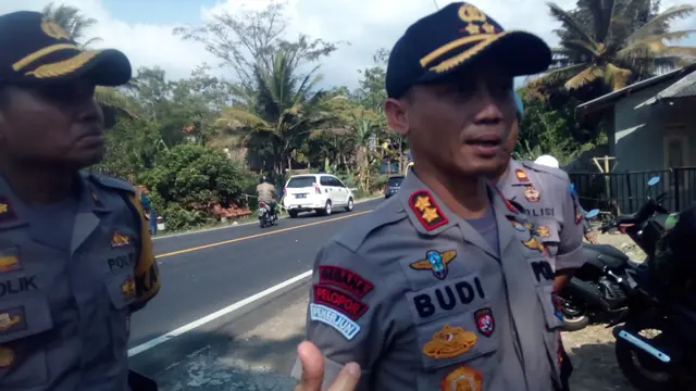 KApolres Garut AKBP Budi Satria Wiguna memberikan penjelasan kepada media di lokasi kejadian tabrakan dua bis angkutan mudik di wilayah Limbangan Garut