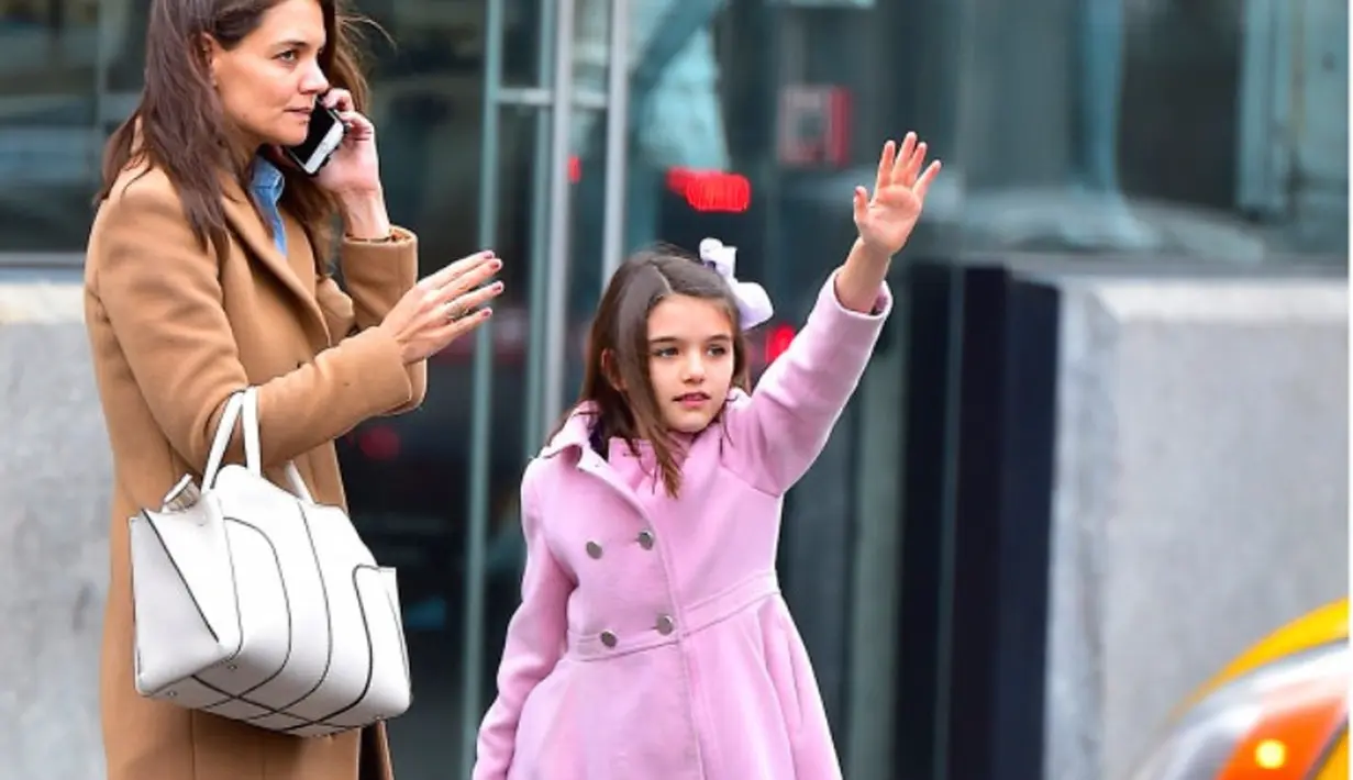 "Suri miliki meja untuk berjualan bersama dengan empat temannya," ujar sumber. (Page Six)