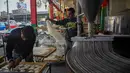 Diisi dengan kacang atau keju dan kemudian digoreng atau dipanggang, qatayef biasanya dinikmati saat berbuka puasa bersama dengan keluarga dan teman. Tampak dalam foto, para pembuat roti Mesir menyiapkan kue tradisional Qatayef (kiri) dan Kunafa (kanan), yang dibuat selama bulan suci Ramadan, di tokonya, Kairo, Mesir, pada Kamis 12 Maret 2026. (Khaled DESOUKI/AFP)
