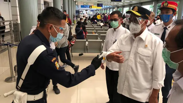 FOTO: Libur Panjang, Menhub Budi Karya Tinjau Stasiun Pasar Senen